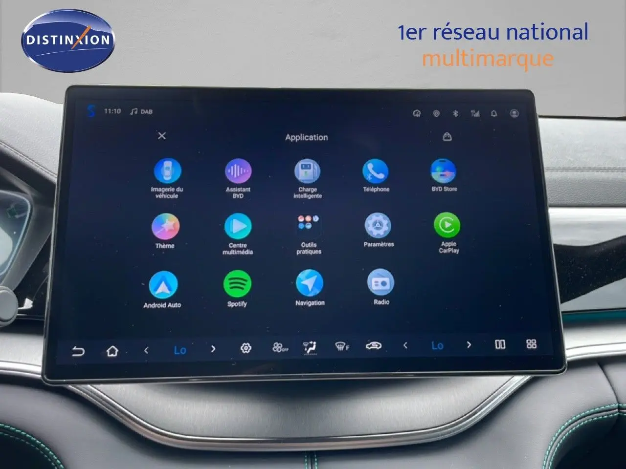 Écran tactile central du BYD SEAL U 2026 en vue frontale, affichant les applications multimédia et connectivité.