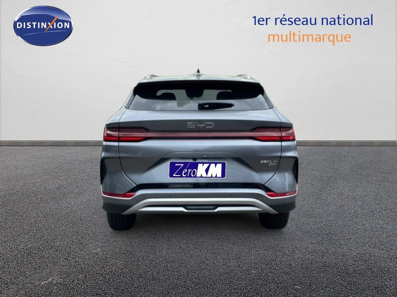 Vue arrière d’un BYD SEAL U hybride rechargeable en gris métallisé avec feux arrière horizontaux et logo BYD central.