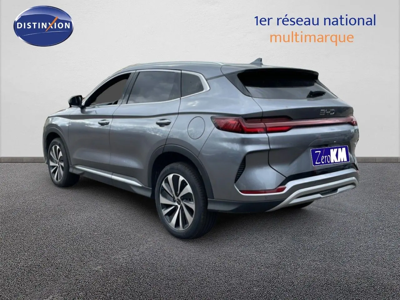 Vue 3/4 arrière droite du SUV BYD SEAL U gris métallisé avec feux arrière LED et jantes alliage.