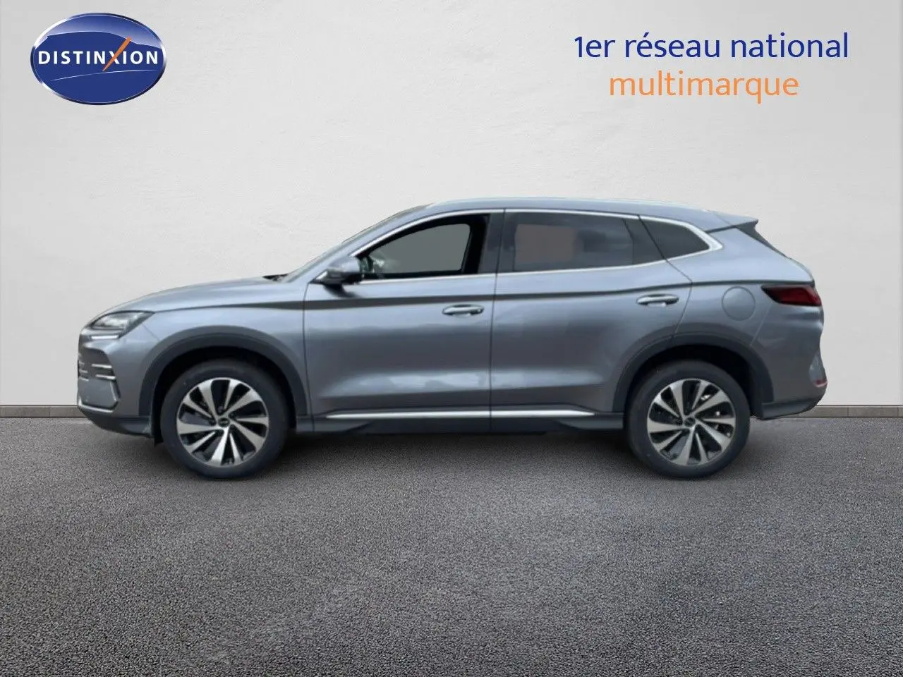 Vue latérale droite d'un SUV BYD SEAL U 2026 en gris métallisé, avec jantes alliage et lignes épurées.