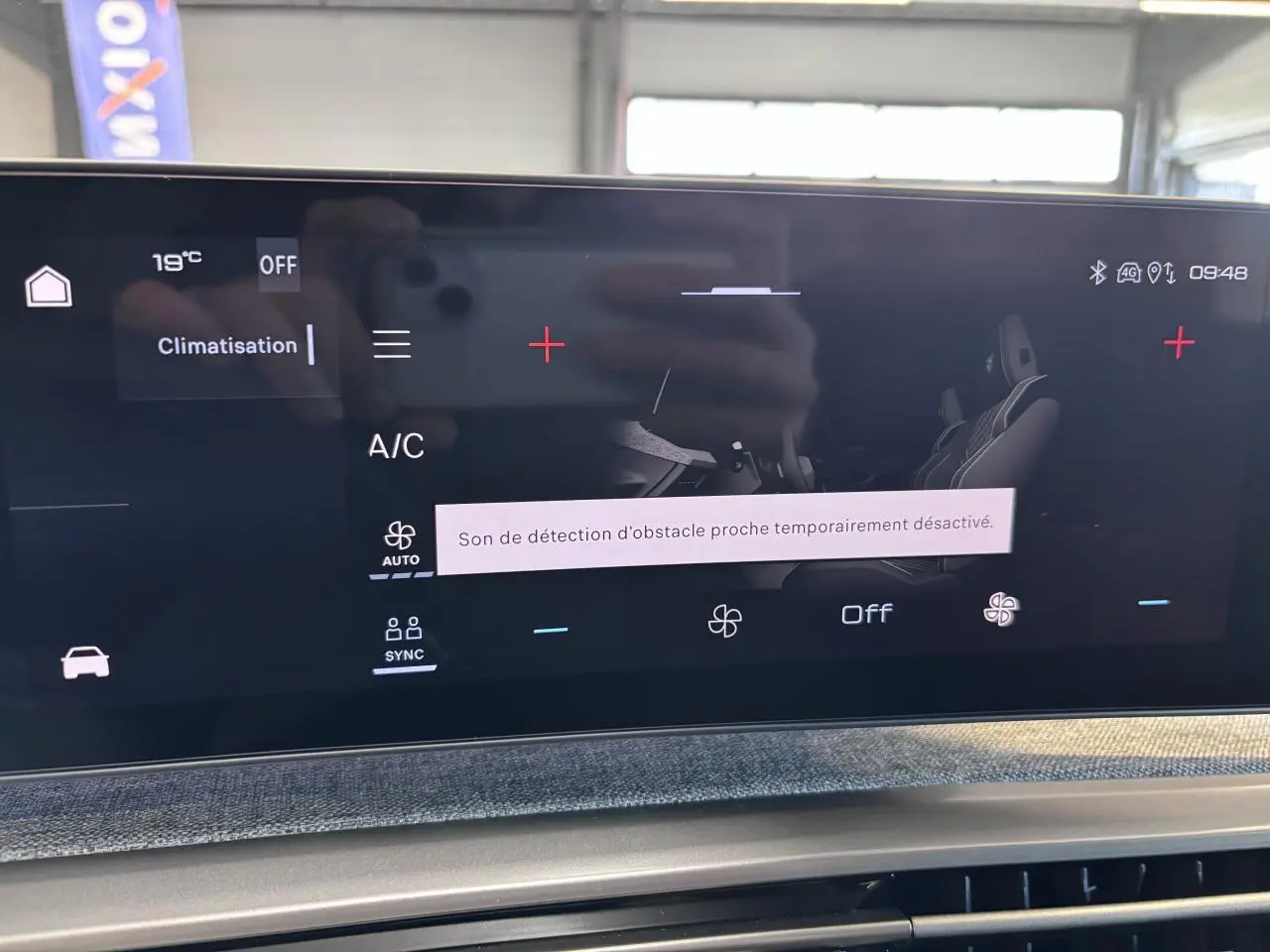 Écran tactile central du Peugeot 3008 blanc 2026 affichant le menu climatisation avec décor tissu Rimini chiné.