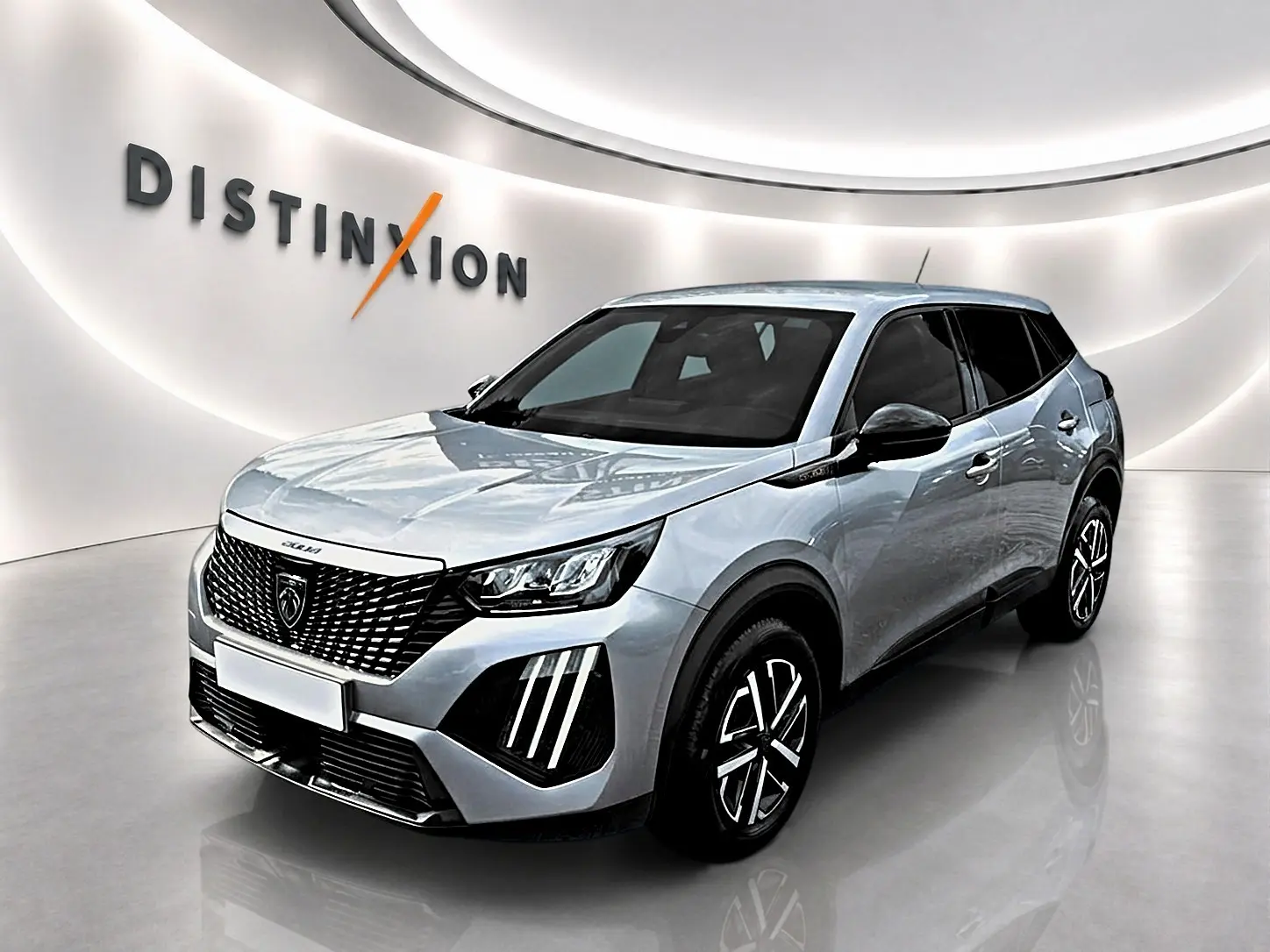Peugeot 2008 gris en 3/4 avant droit, avec calandre distinctive et feux LED verticaux marquants.
