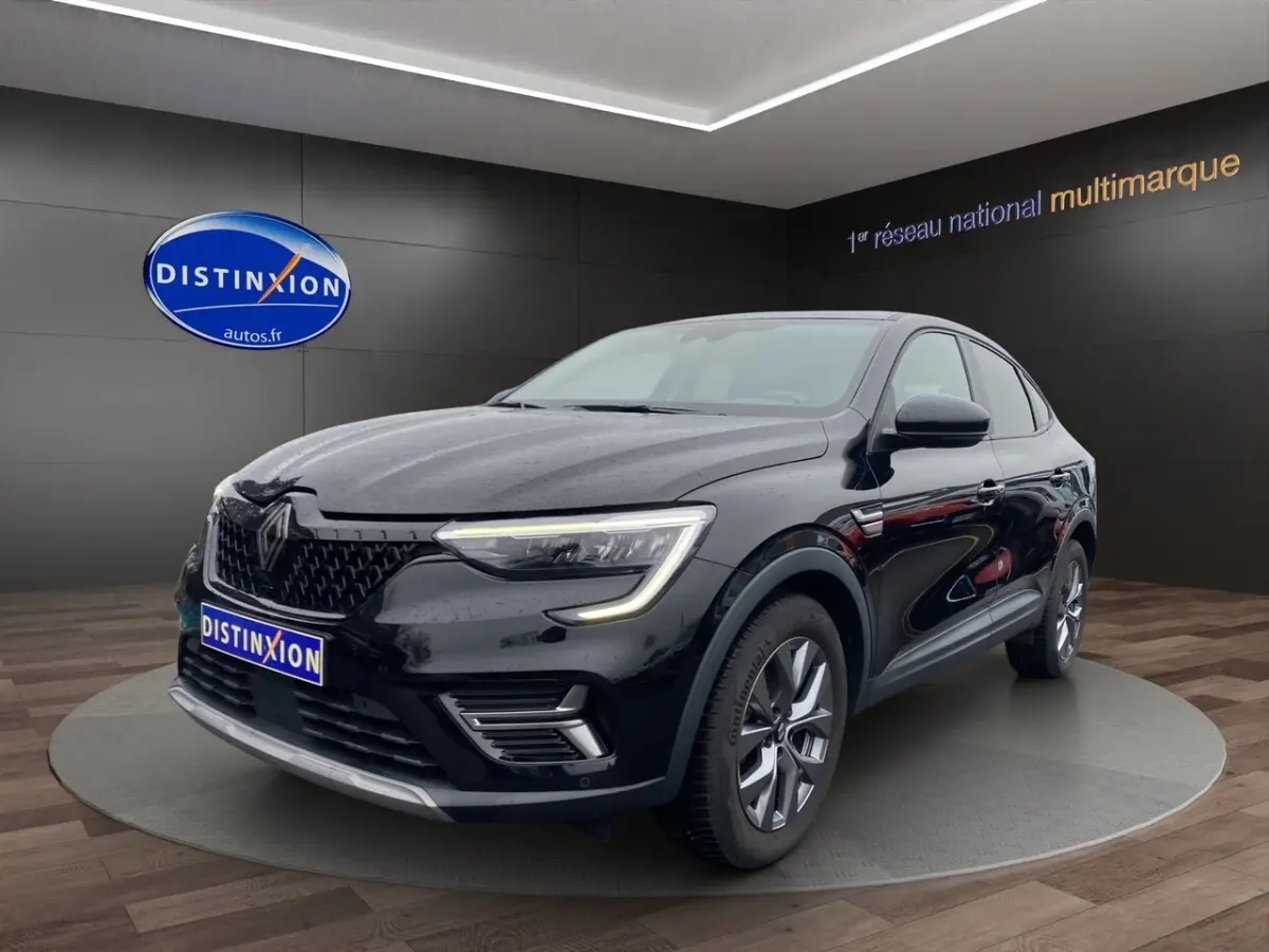 Renault Arkana noir vue 3/4 avant droit, avec feux LED et calandre noire brillante en showroom.