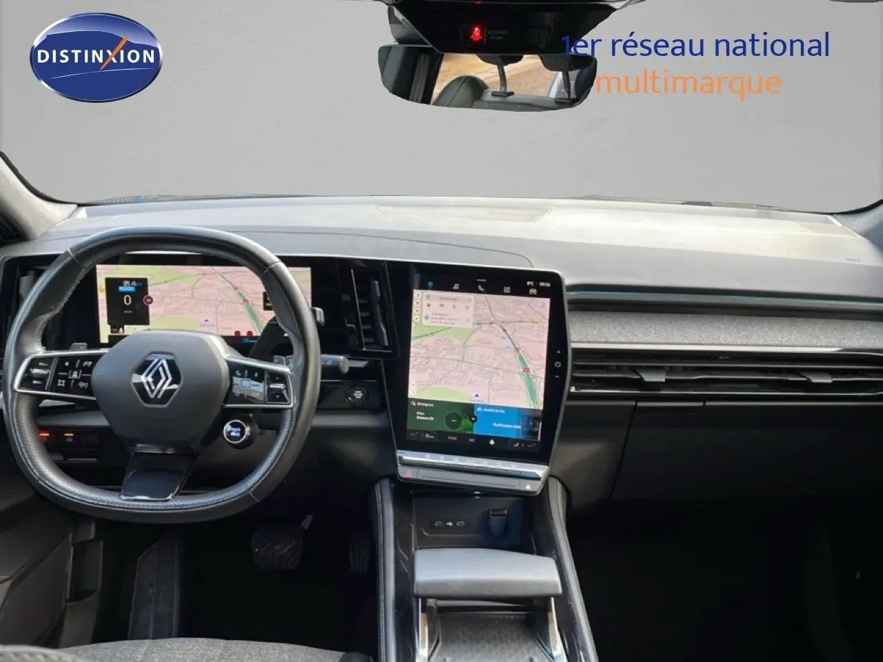 Intérieur Renault Espace 2024 en vue frontale, tableau de bord avec grand écran tactile et volant multifonction noir.