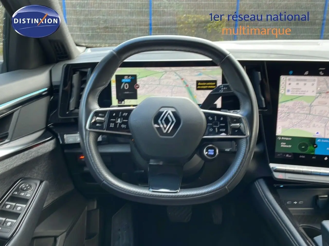 Intérieur Renault Espace 2024 en gris, vue centrée sur le volant multifonction et l’écran tactile de navigation.