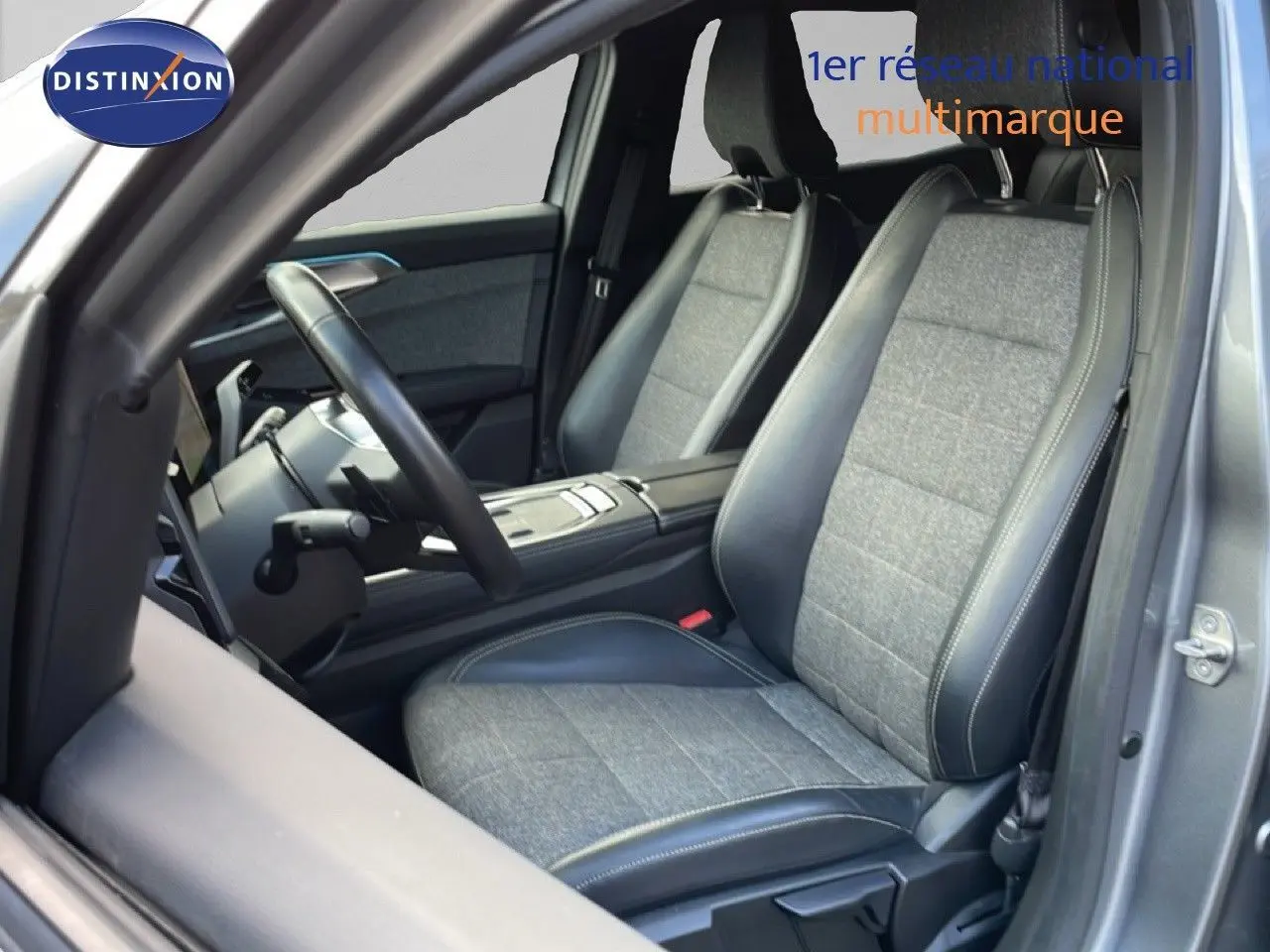 Vue intérieure côté conducteur du Renault Espace 2024 gris schiste, sièges tissu et cuir noir avec surpiqûres contrastées.
