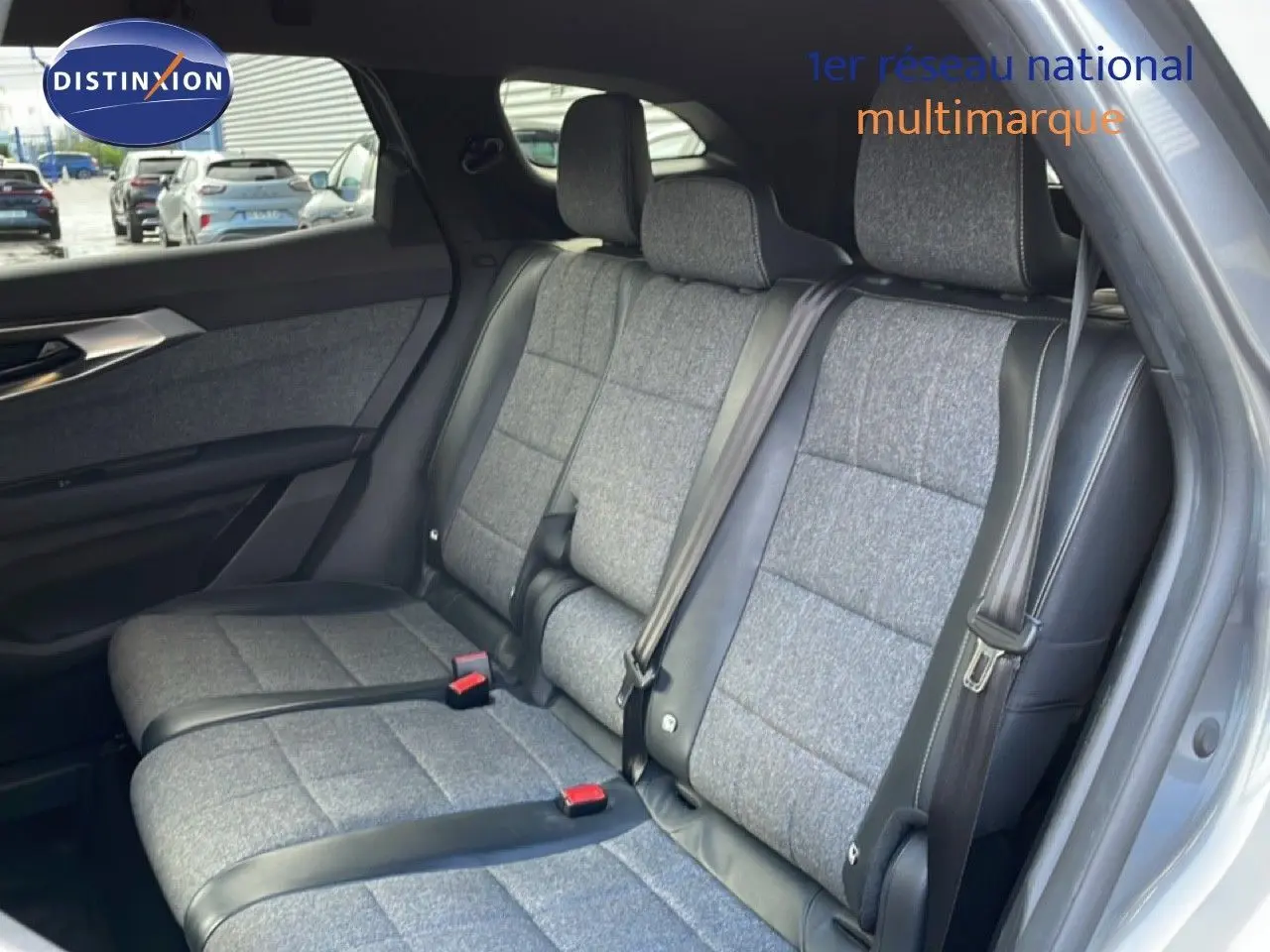 Vue intérieure du siège arrière droit en tissu gris et cuir noir du Renault Espace VI E-Tech Full Hybrid 2024.