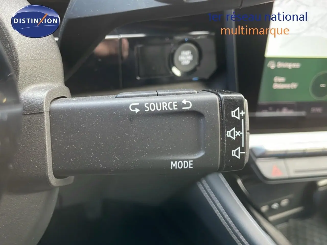 Gros plan sur la commande audio au volant du Renault Espace 2024, intérieur avec finition cuir noir visible en arrière-plan.