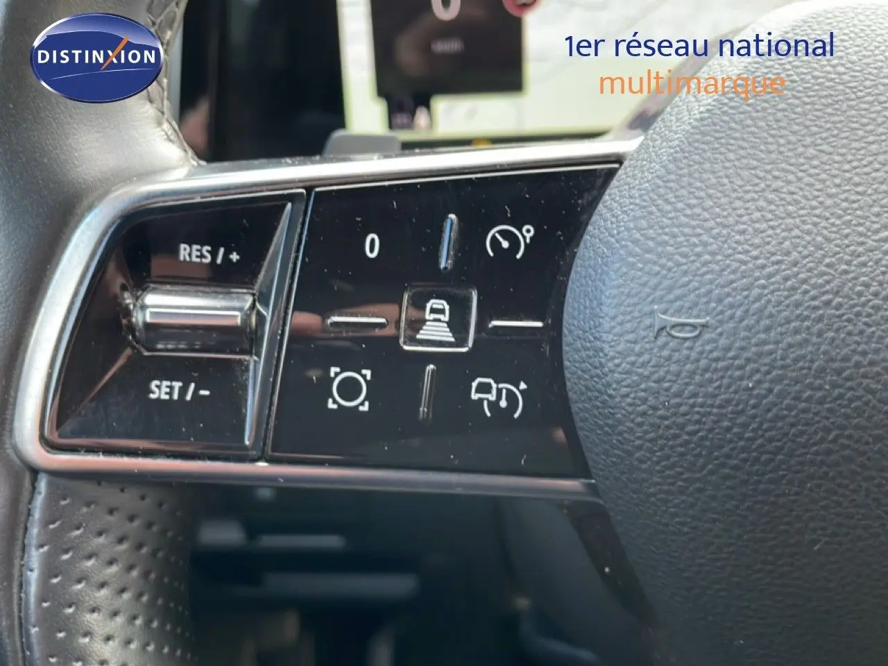 Gros plan sur les commandes de régulateur de vitesse au volant d’un Renault Espace gris Schiste Metal 2024.
