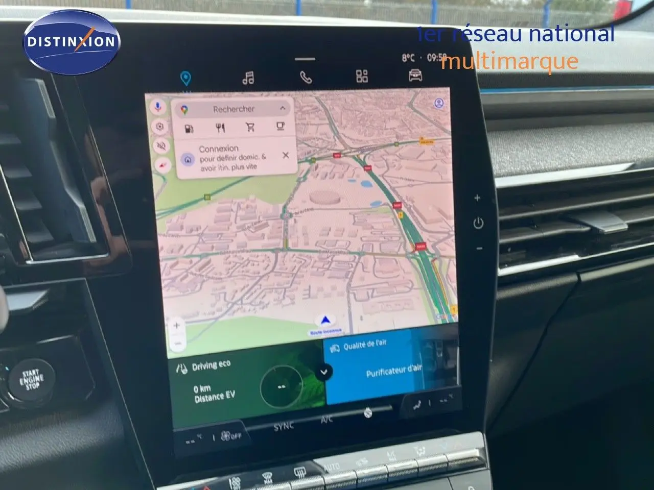 Vue intérieure du tableau de bord de la Renault Espace gris schiste 2024, avec écran tactile de navigation et commandes climatisation.