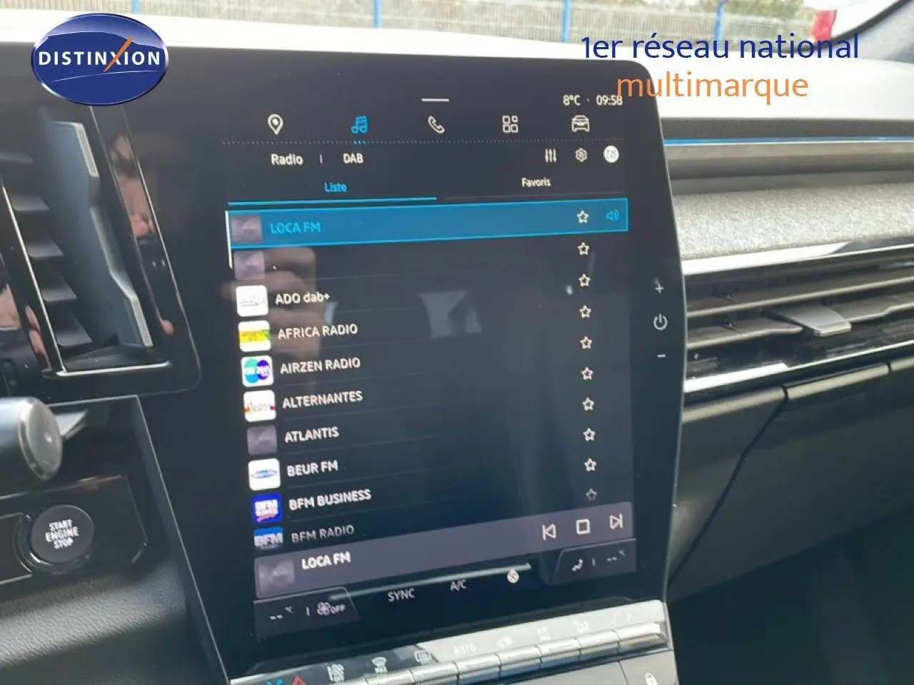 Vue intérieure centrée sur l'écran tactile multimédia du Renault Espace gris schiste, affichant les stations radio numériques.
