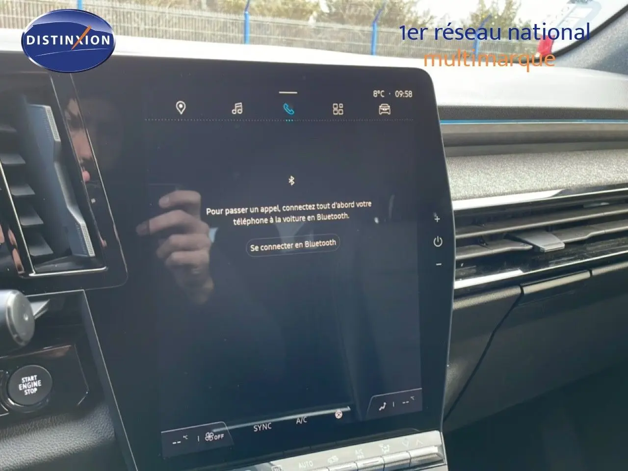 Vue intérieure centrée sur l'écran tactile du tableau de bord du Renault Espace gris schiste 2024, avec commandes visibles.
