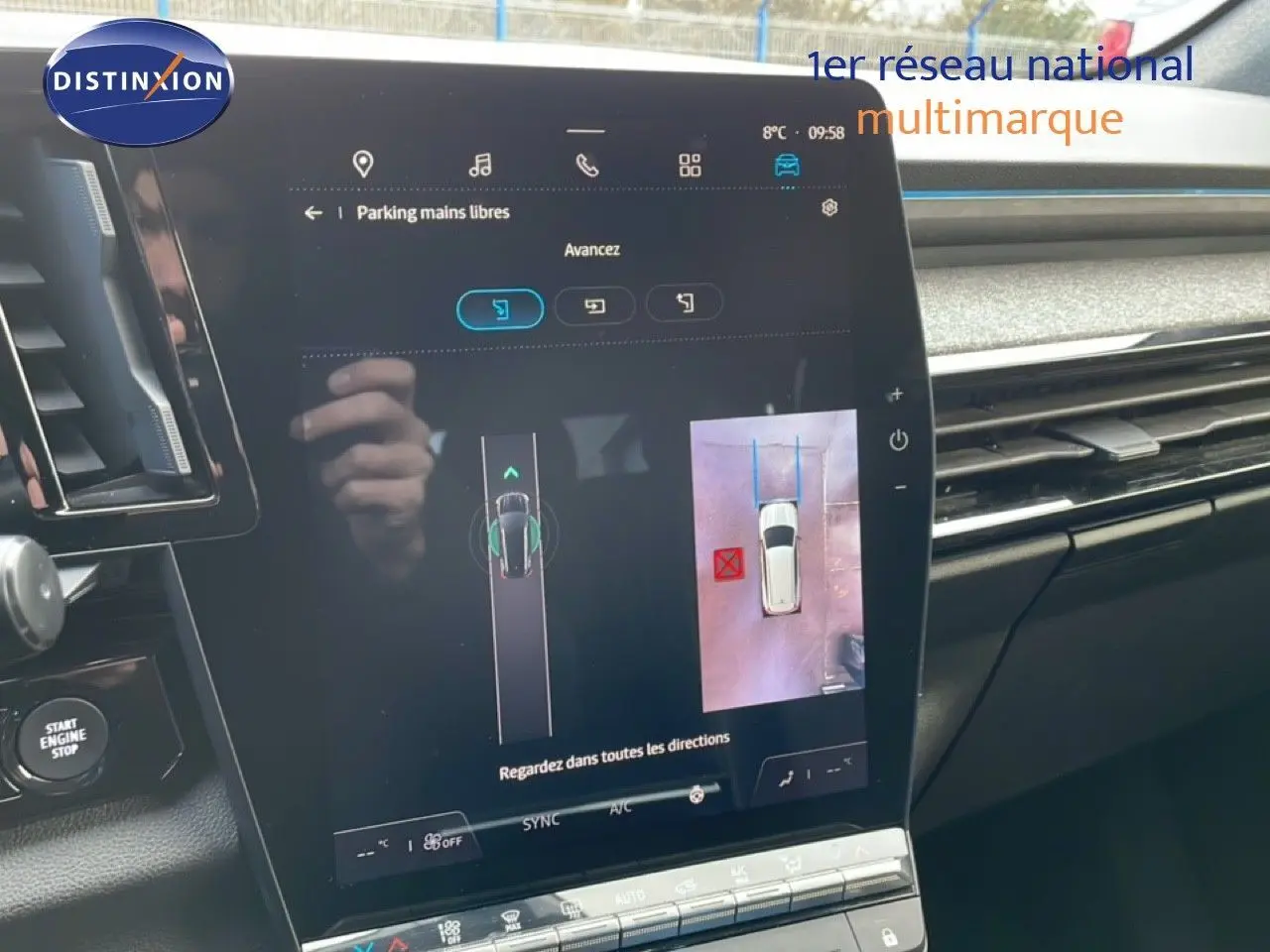 Écran tactile central du Renault Espace 2024 gris schiste, affichant l'aide au stationnement en vue intérieure.