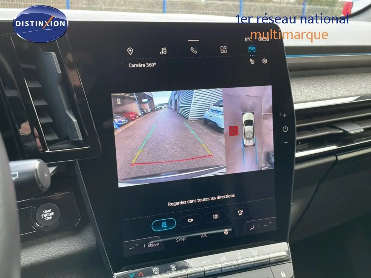 Écran central tactile affichant la caméra 360° dans l’habitacle du Renault Espace gris schiste, vue de face.