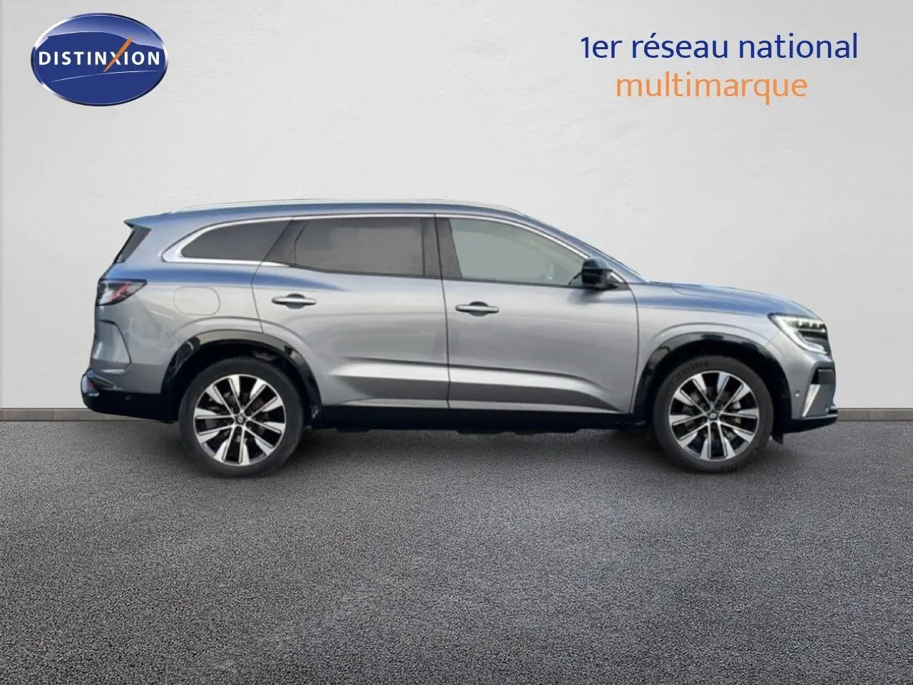 Profil droit du Renault Espace 2024 gris schiste métal avec jantes alliage et lignes fluides modernes.