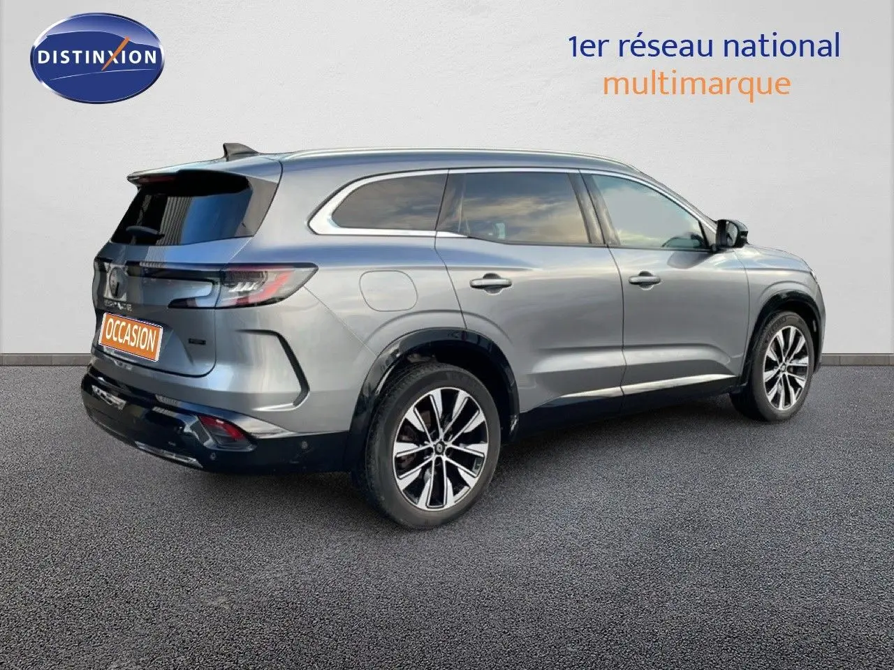 Renault Espace gris schiste métal vu en 3/4 arrière droit, soulignant ses jantes alliage et son hayon teinté.