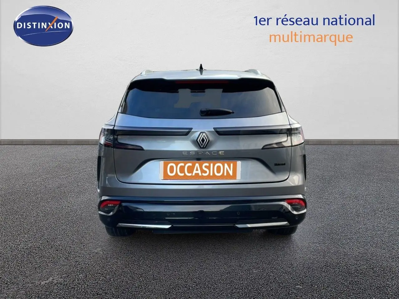 Vue arrière d'un Renault Espace gris schiste métallisé 2024 avec logo et feux LED horizontaux, en stationnement.