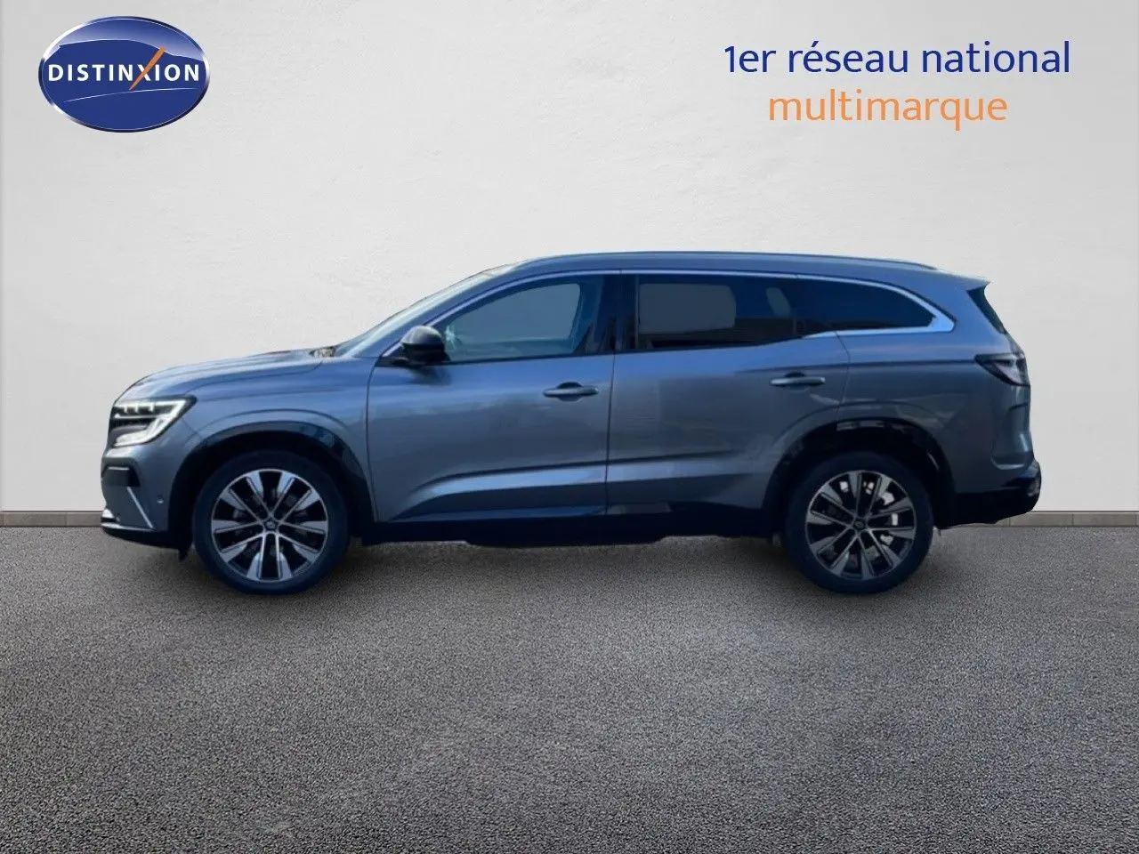 Vue de profil côté gauche d'un Renault Espace 2024 gris schiste métal avec jantes bi-ton et vitres teintées.