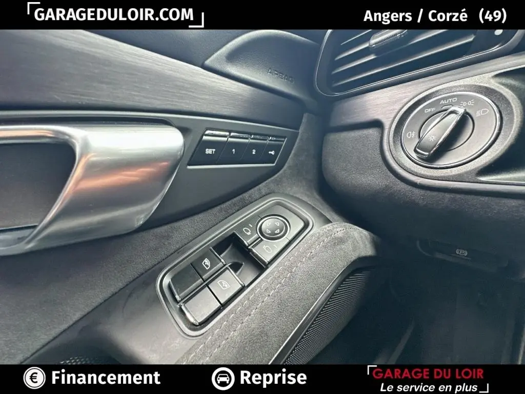 Gros plan sur la porte côté conducteur de la Porsche 911 Carrera GTS 2018, montrant les commandes des vitres et des phares.