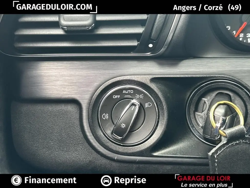Gros plan sur le bouton de commande des phares et l'allumage de la Porsche 911 Carrera GTS Coupé 2018, intérieur noir.