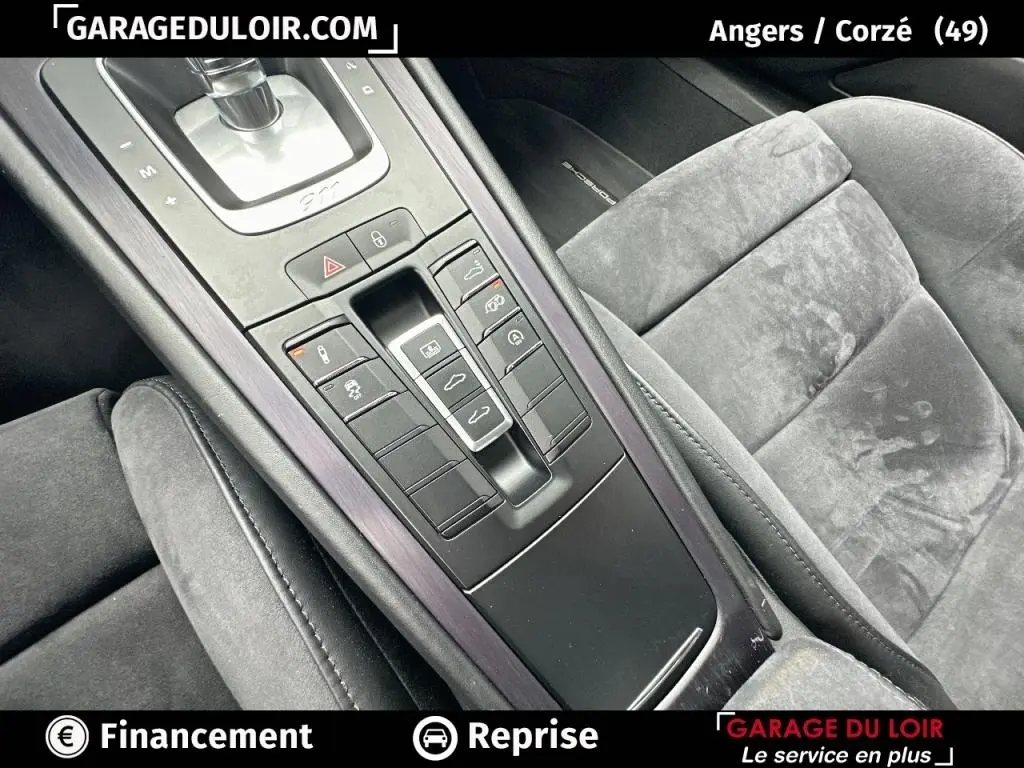 Vue rapprochée de la console centrale et siège en alcantara gris d'une Porsche 911 Carrera GTS Coupé 2018.