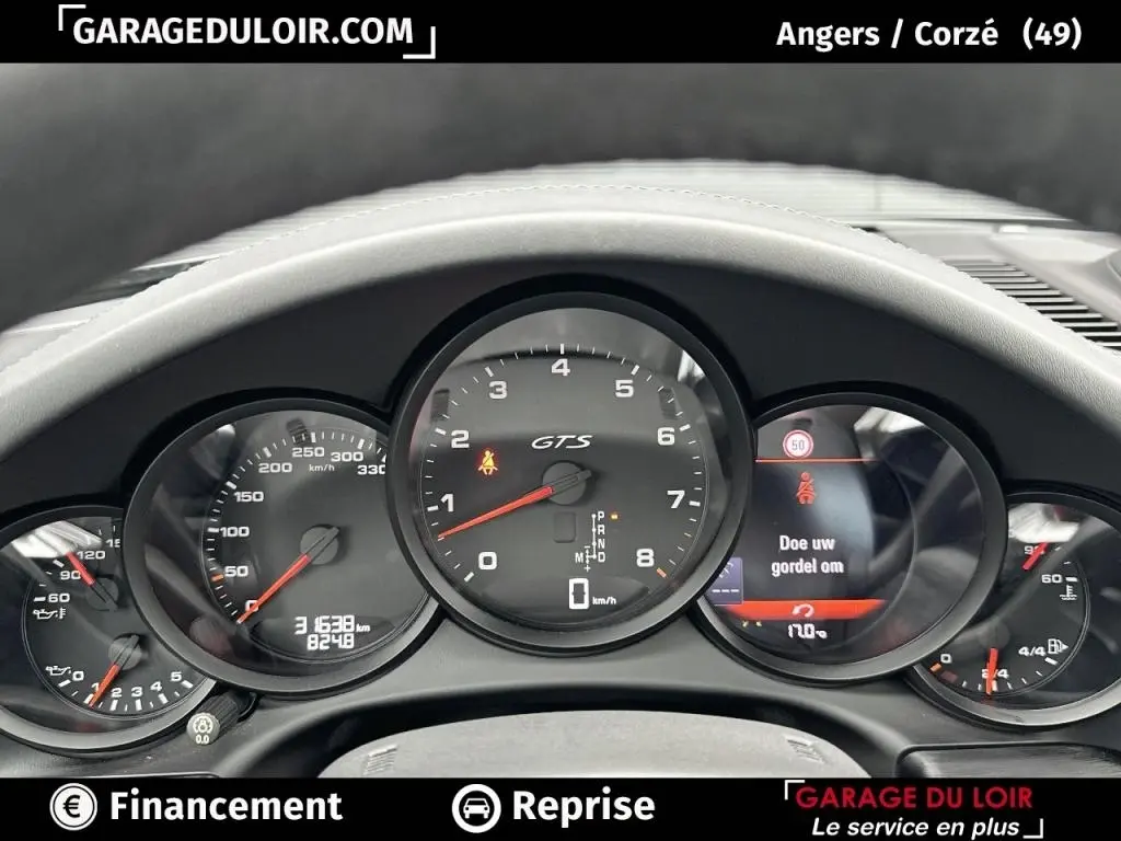 Vue rapprochée du tableau de bord noir de la Porsche 911 Carrera GTS Coupé 2018, affichant compte-tours central GTS et écran multifonctions.