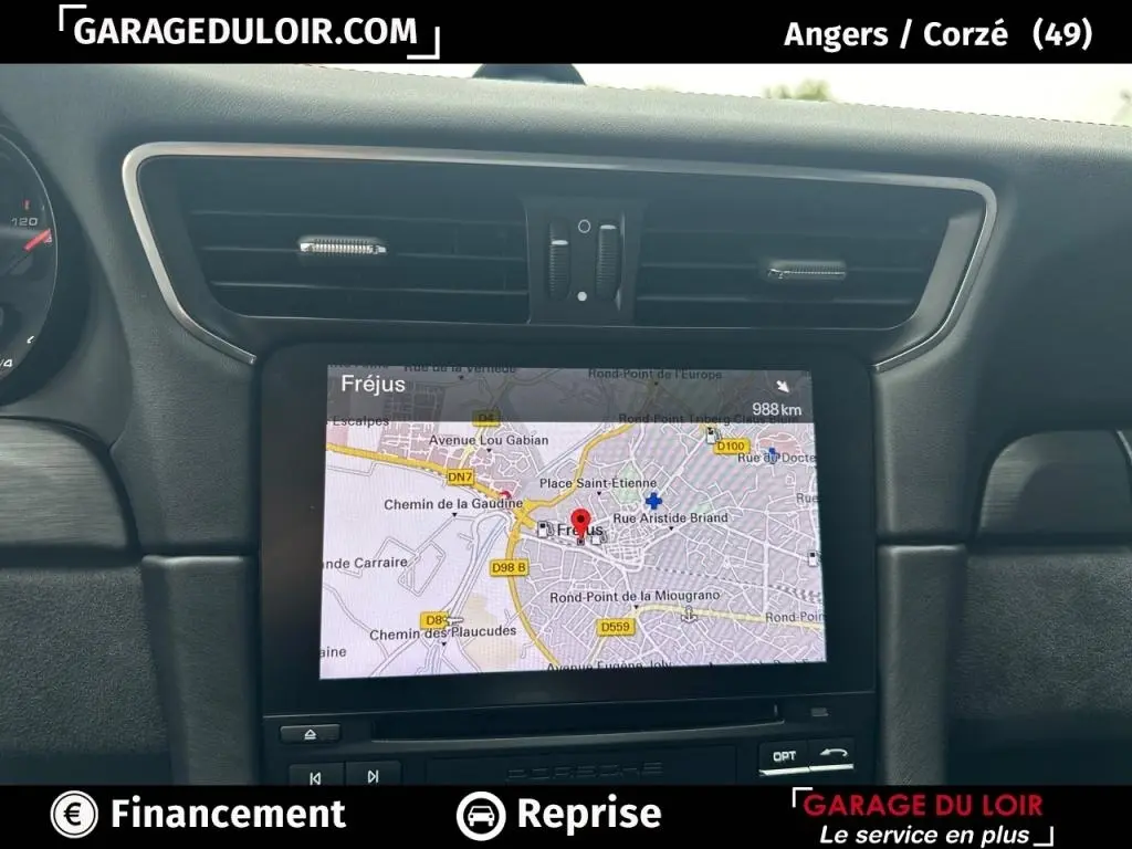 Vue rapprochée de l'écran tactile de navigation affichant une carte dans l'habitacle noir d'une Porsche 911 Carrera GTS Coupé.