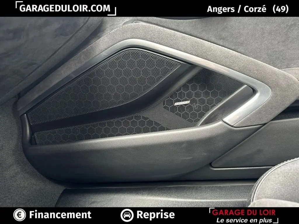 Gros plan sur la porte intérieure droite noire de la Porsche 911 Carrera GTS Coupé avec haut-parleur Bose intégré.