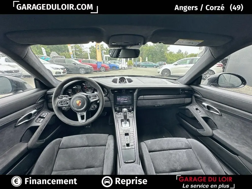 Vue intérieure avant de la Porsche 911 Carrera GTS Coupé 2018, sièges et volant en alcantara noir, tableau de bord moderne.