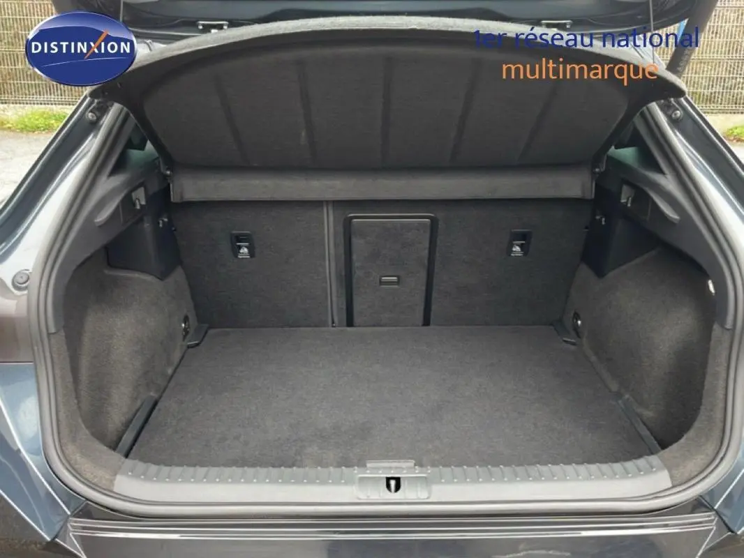 Coffre ouvert d’un CUPRA Formentor gris 2025, vue arrière montrant un espace de chargement propre et spacieux.