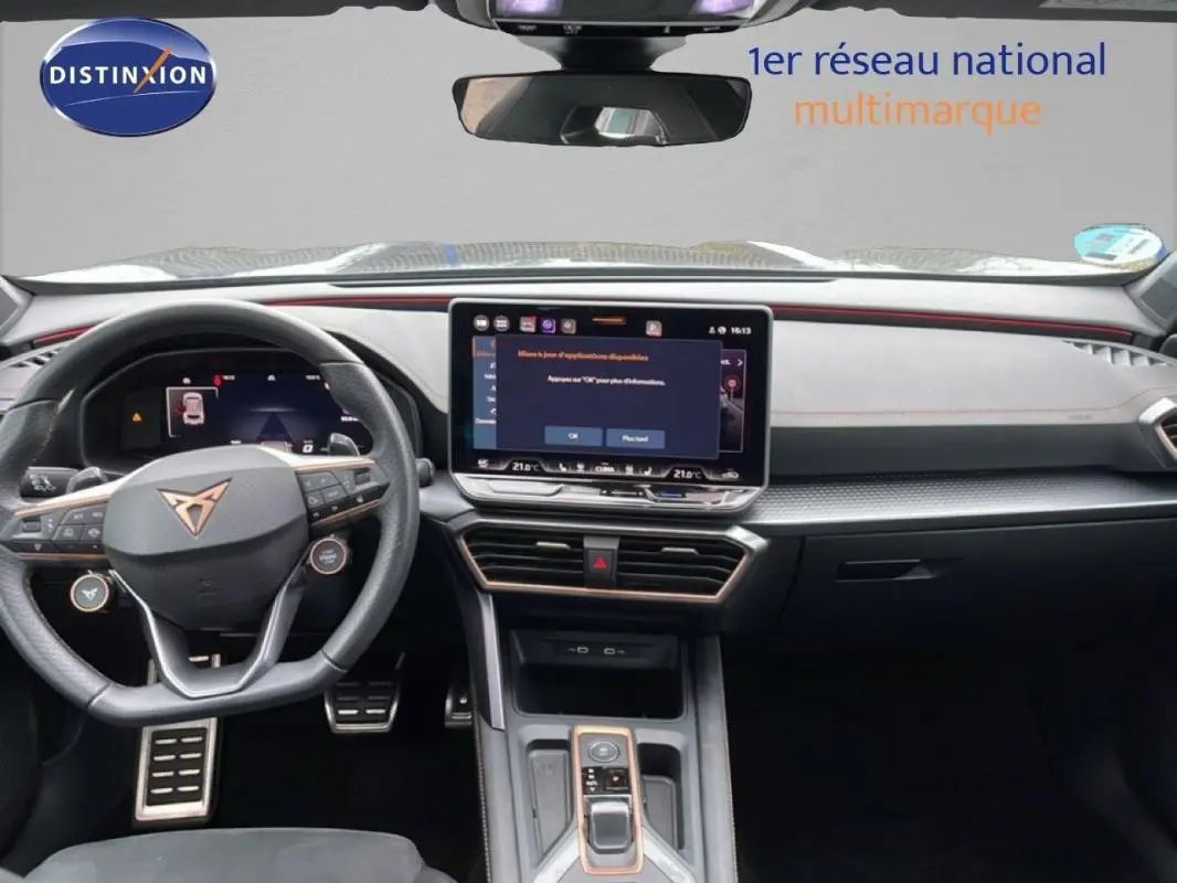 Vue intérieure avant du tableau de bord gris du CUPRA Formentor 1.5 eTSI avec écran tactile et volant multifonctions cuir.