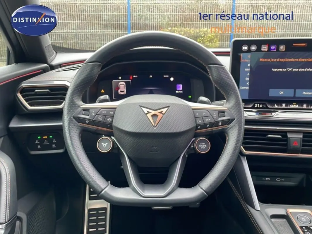 Vue intérieure centrée sur le volant multifonctions cuir de la CUPRA Formentor 2025 avec écran tactile et commandes au volant.