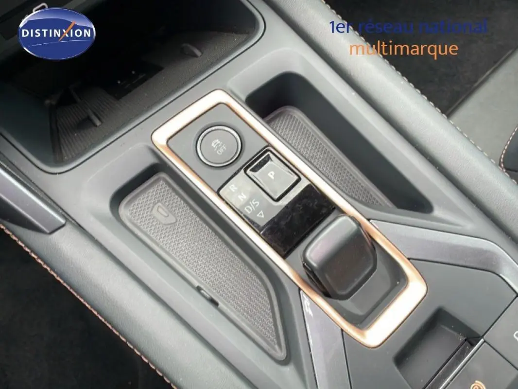 Gros plan sur la console centrale avec levier de vitesses automatique et bouton de contrôle, intérieur gris du CUPRA Formentor.