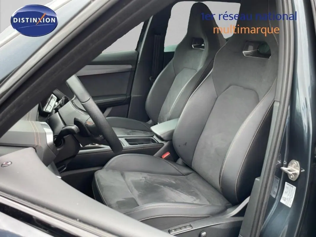 Vue intérieure côté conducteur du CUPRA Formentor gris 2025, sièges sport en cuir et alcantara avec surpiqûres contrastées.