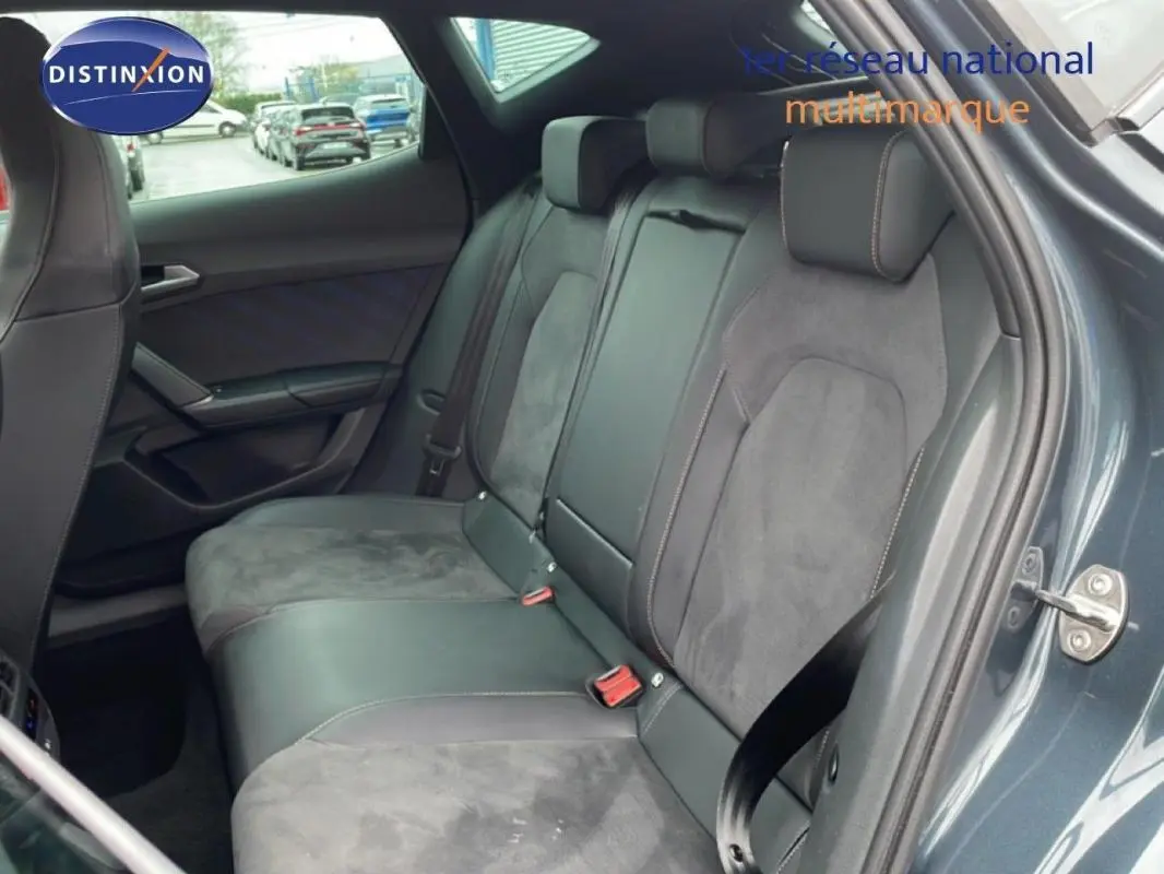 Vue côté droit des sièges arrière en cuir et alcantara gris du CUPRA Formentor 2025 avec portière ouverte.