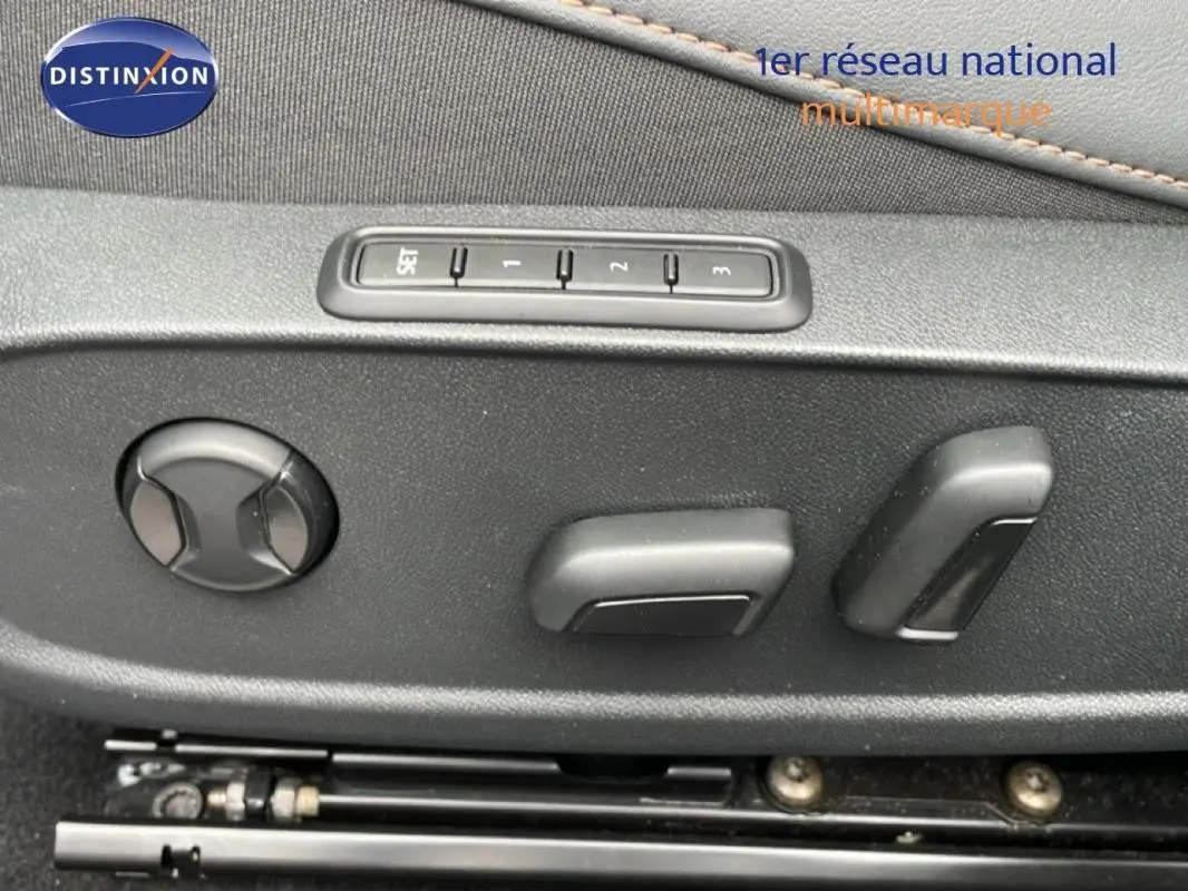 Gros plan sur les commandes de réglage électrique des sièges d’un CUPRA Formentor gris 2025.