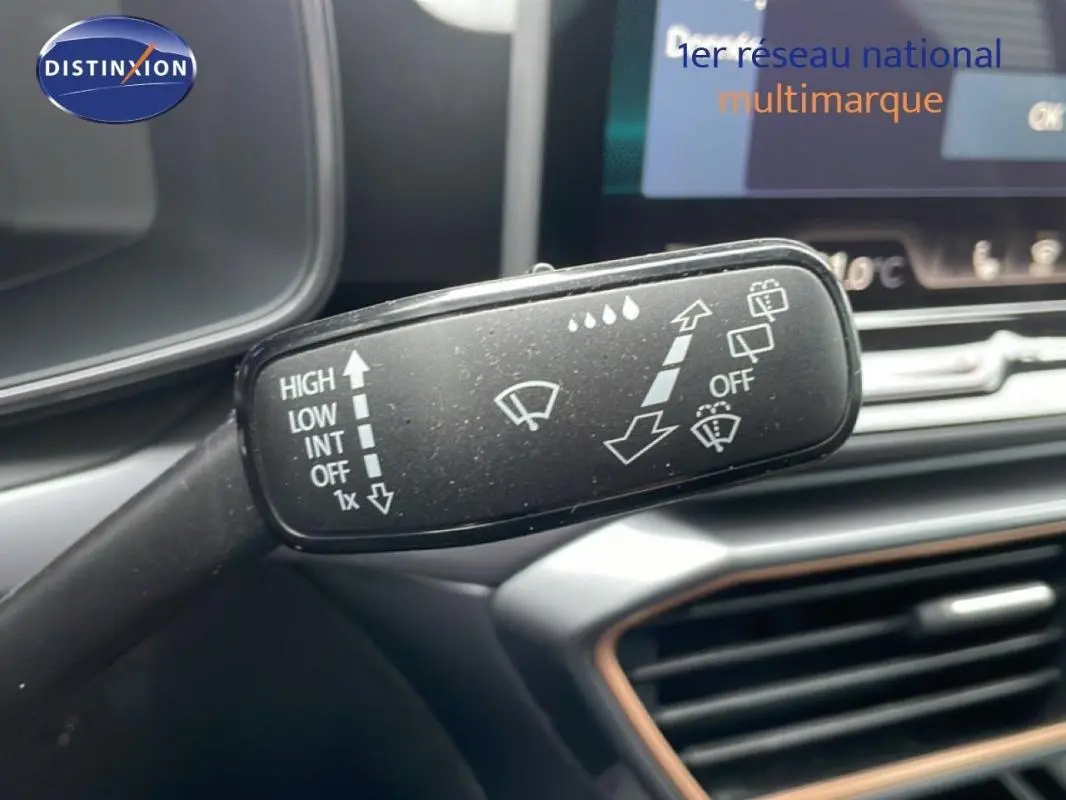 Gros plan sur la commande des essuie-glaces dans l’habitacle du CUPRA Formentor gris 2025.