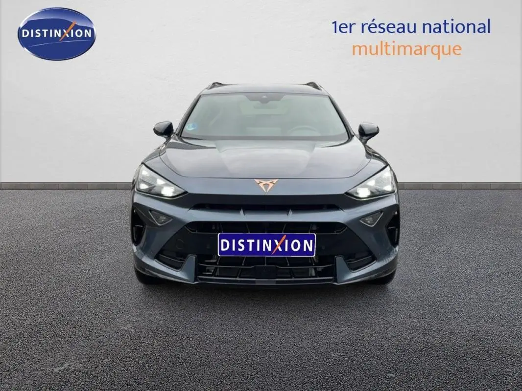 Vue avant d'un CUPRA Formentor gris 2025 avec barres de toit et phares allumés sur fond neutre.