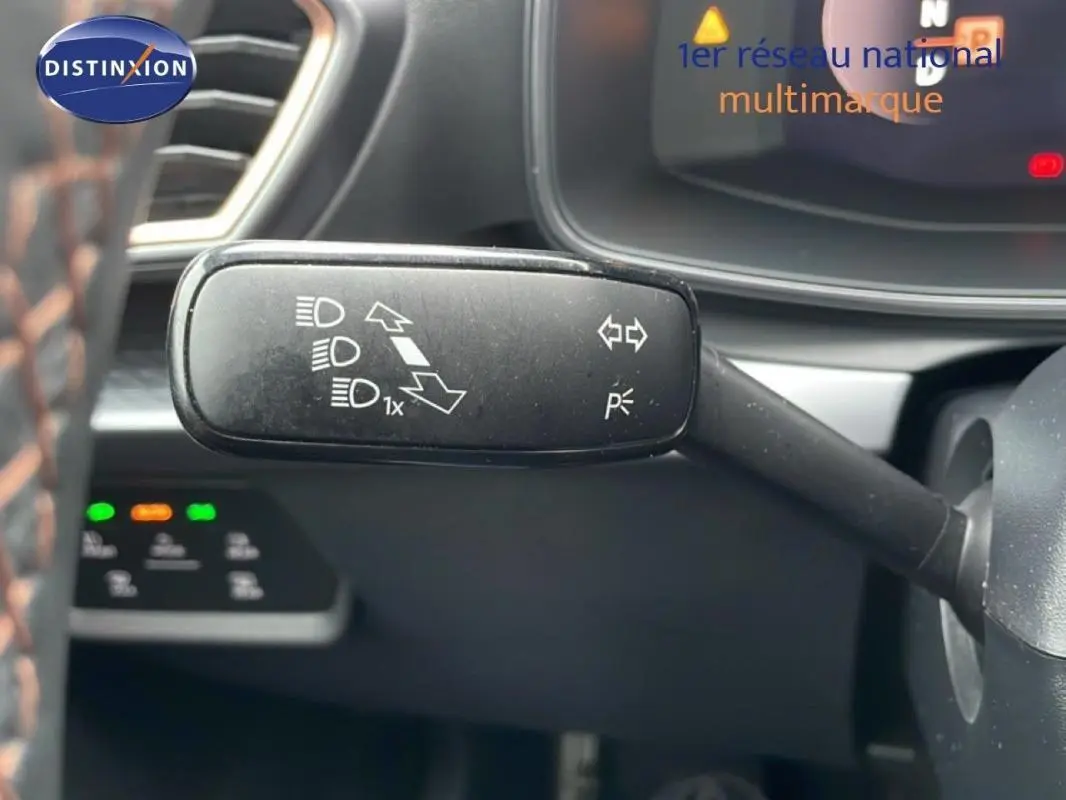 Gros plan sur la manette de clignotants noire à gauche du volant dans l’habitacle du CUPRA Formentor gris 2025.