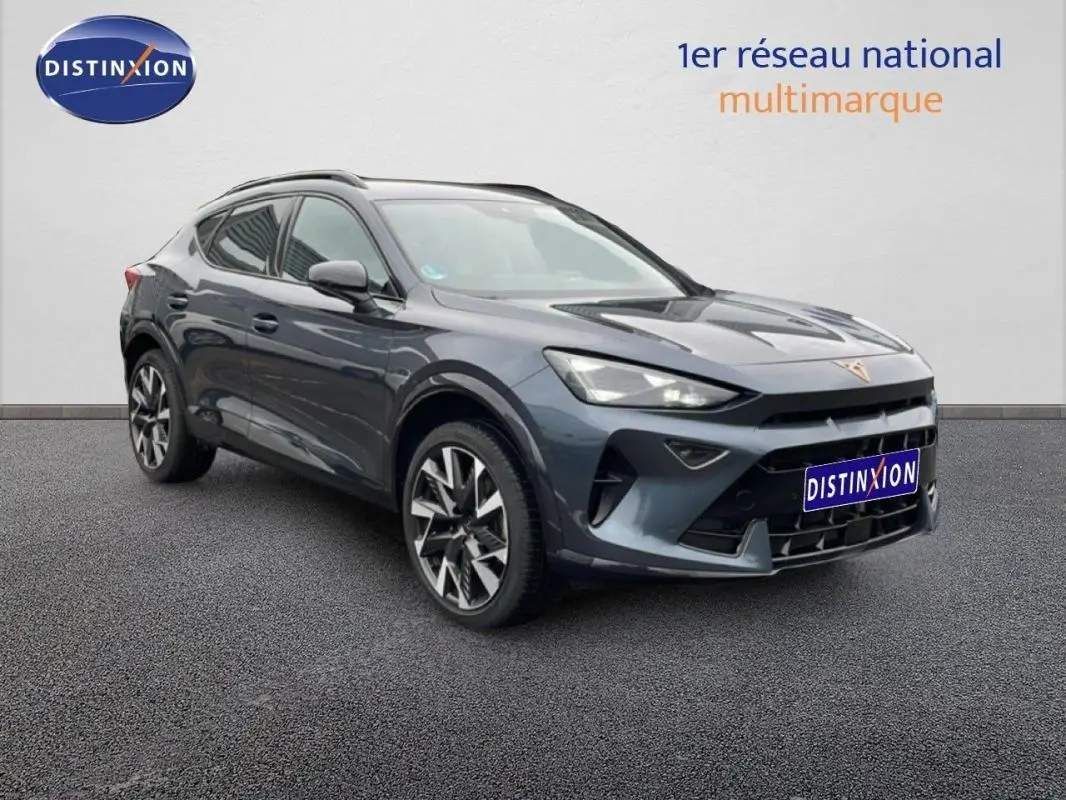 SUV CUPRA Formentor gris en 3/4 avant droit avec barres de toit et jantes aluminium distinctives.