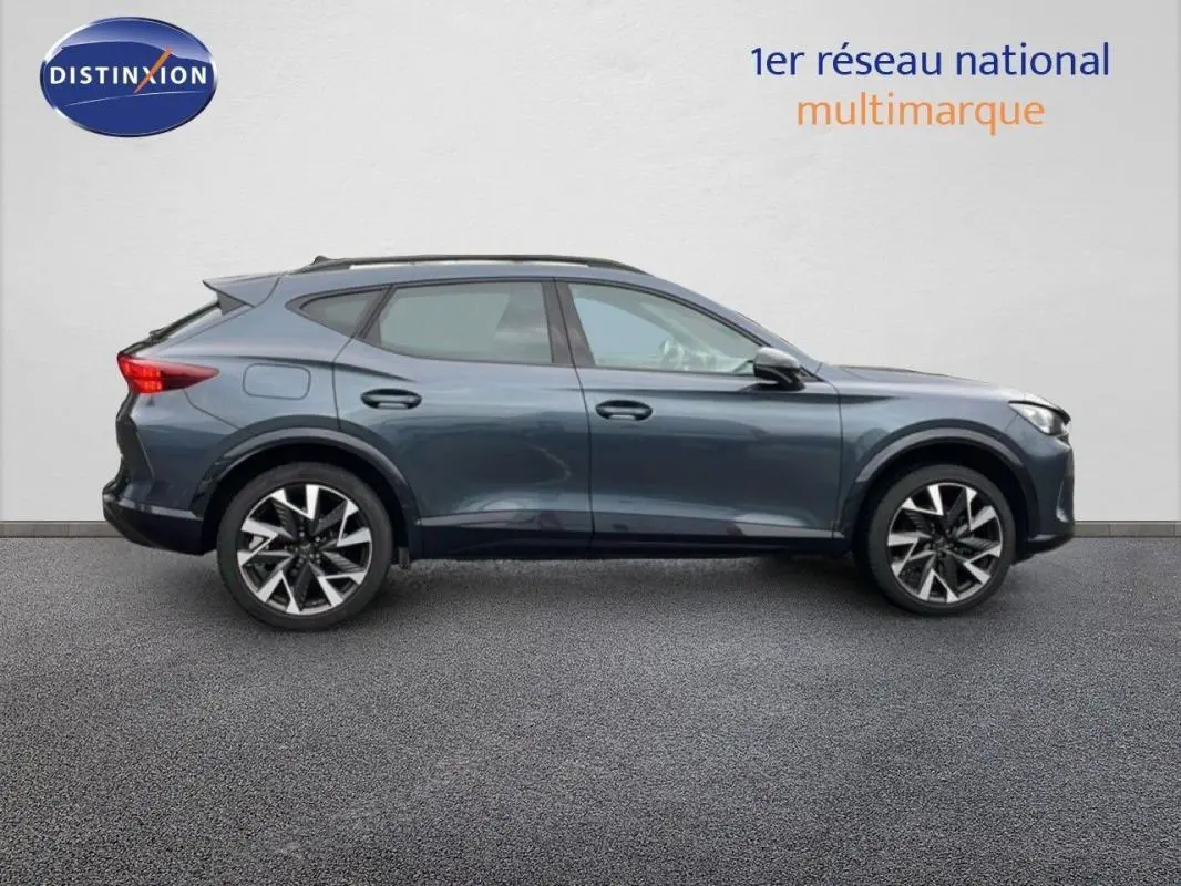 Vue latérale droite du CUPRA Formentor gris 2025 avec barres de toit et jantes aluminium distinctives.