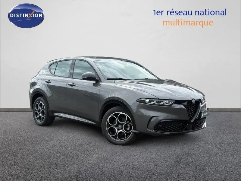 Alfa Romeo Tonale 1.5 Hybrid gris Vesuvio métallisé en 3/4 avant droit avec jantes alu distinctives.