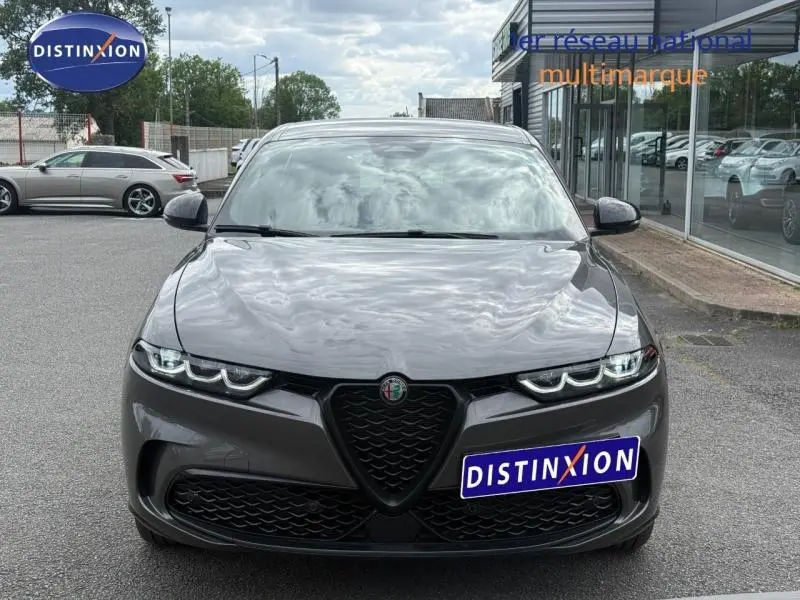 Vue avant frontale de l'Alfa Romeo Tonale 1.5 Hybrid 130ch Sprint en gris Vesuvio métallisé avec calandre caractéristique en V.