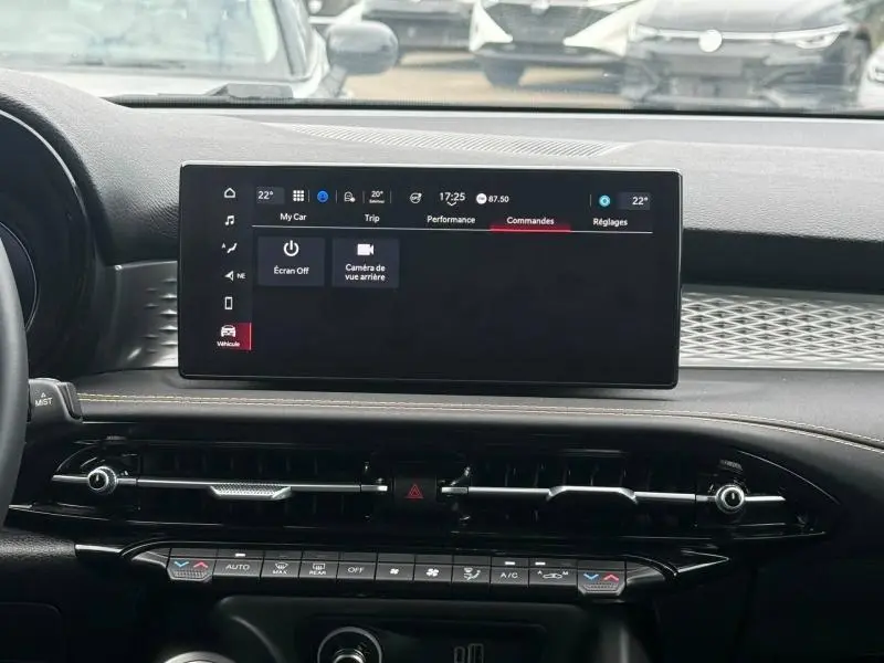 Vue intérieure du tableau de bord de l'Alfa Romeo Tonale 1.5 Hybrid avec écran tactile central et commandes climatisation.