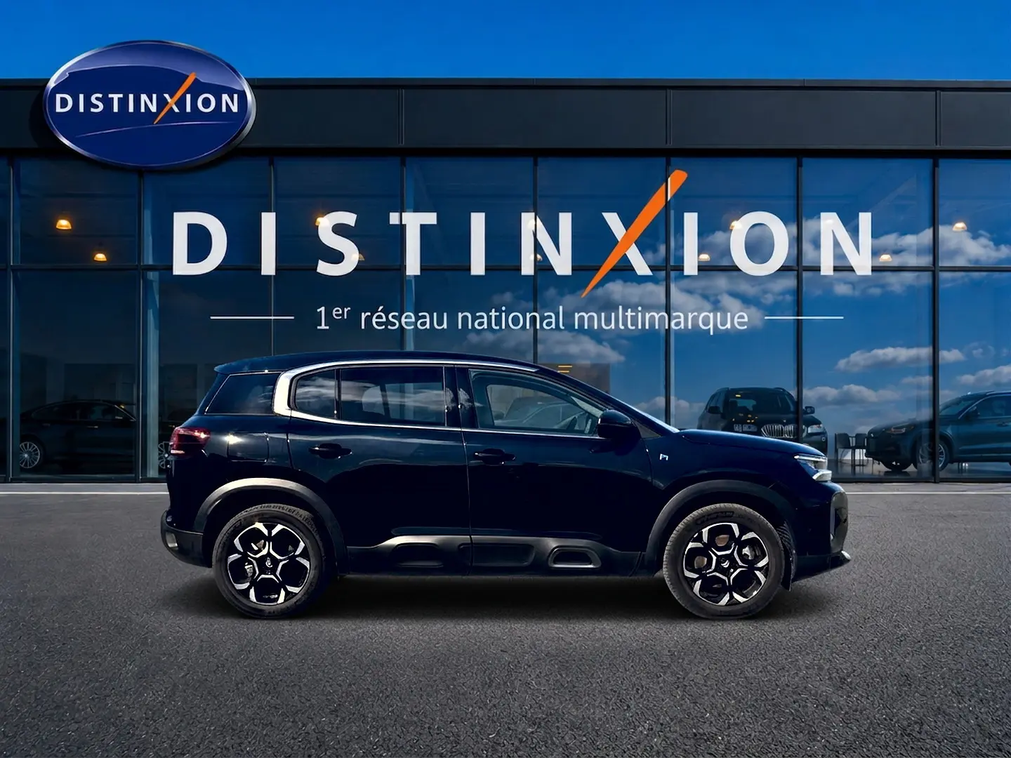 Profil côté gauche du Citroën C5 Aircross noir 2024 hybride rechargeable, avec jantes alu et barres de toit visibles.