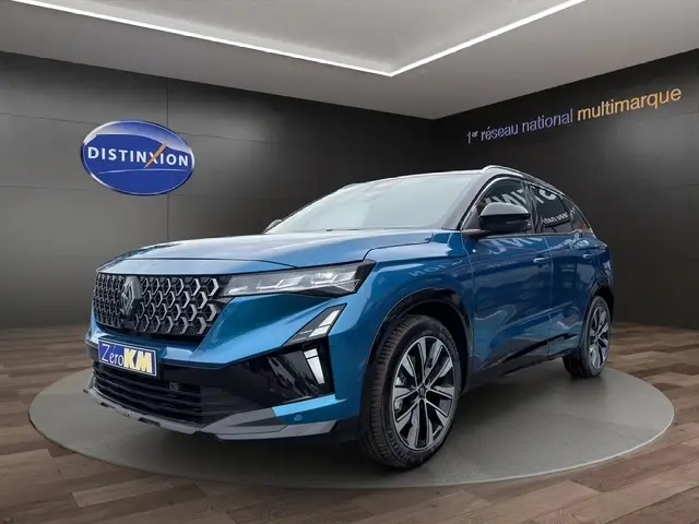 Vue 3/4 avant droit du Renault Austral bleu bi-ton avec calandre noire et jantes alliage distinctives.