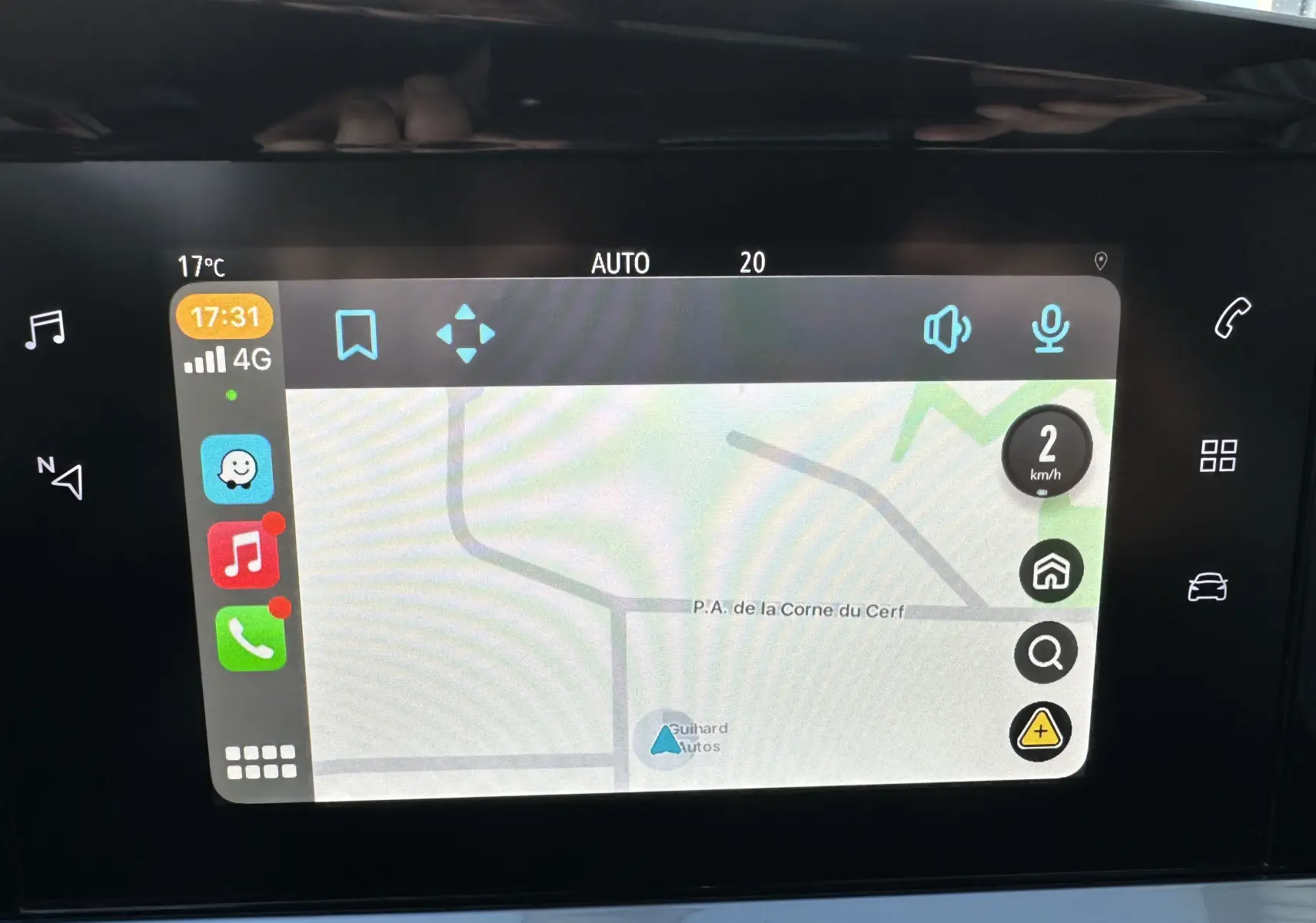 Écran tactile du système de navigation de l'Opel Mokka rouge Kardinal, affichant une carte et des icônes d'applications.
