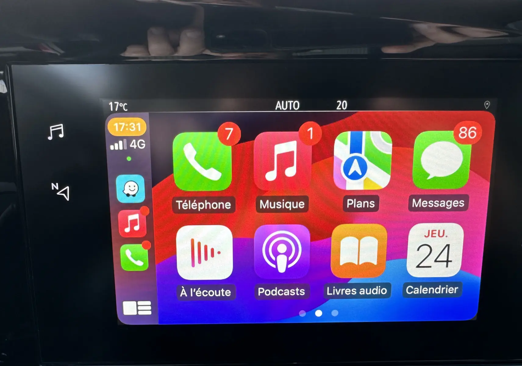 Écran tactile multimédia d’une Opel Mokka rouge Kardinal, affichant les applications téléphone, musique et navigation.
