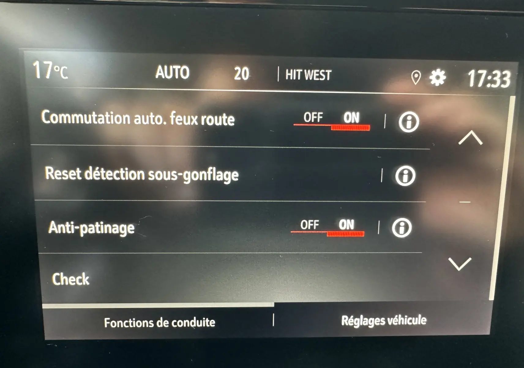 Écran tactile du tableau de bord de l’Opel Mokka Elegance 2021 affichant les réglages de conduite et la température extérieure.