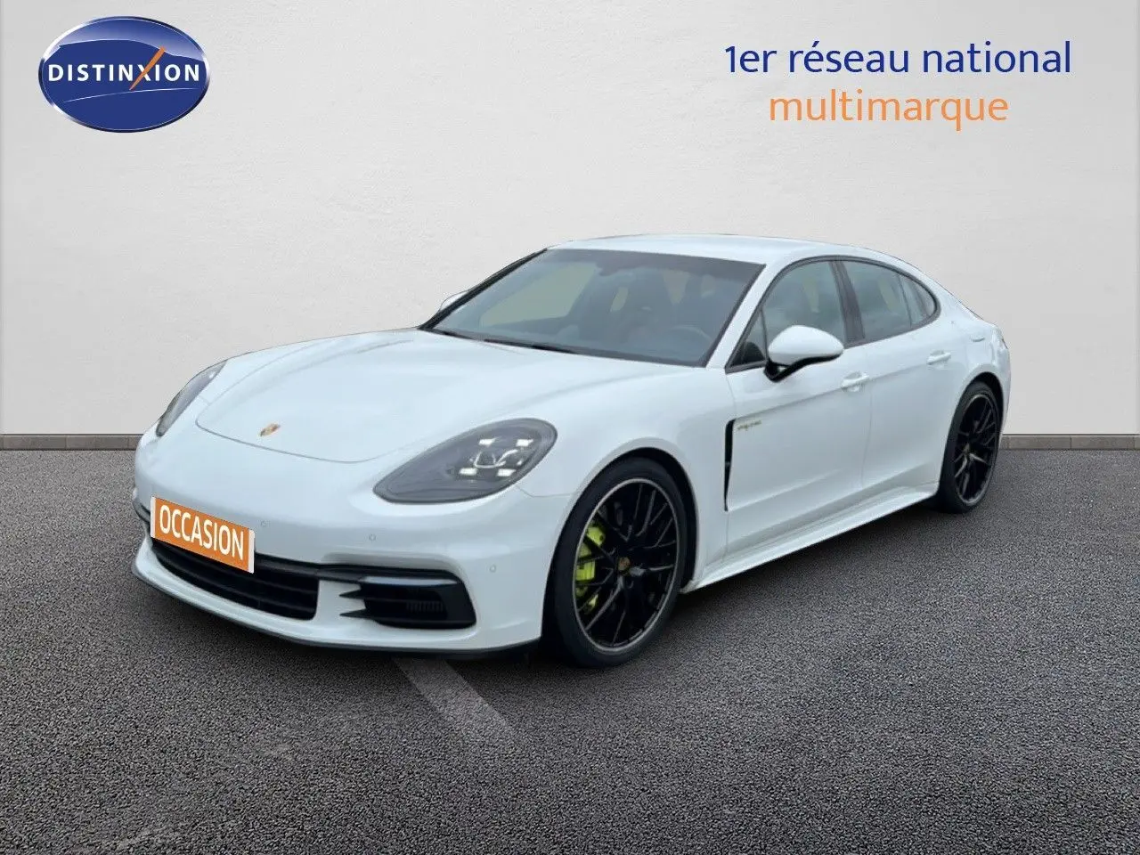 Porsche Panamera 4 E-Hybrid blanc vue 3/4 avant droit avec jantes sport noires et étriers verts.